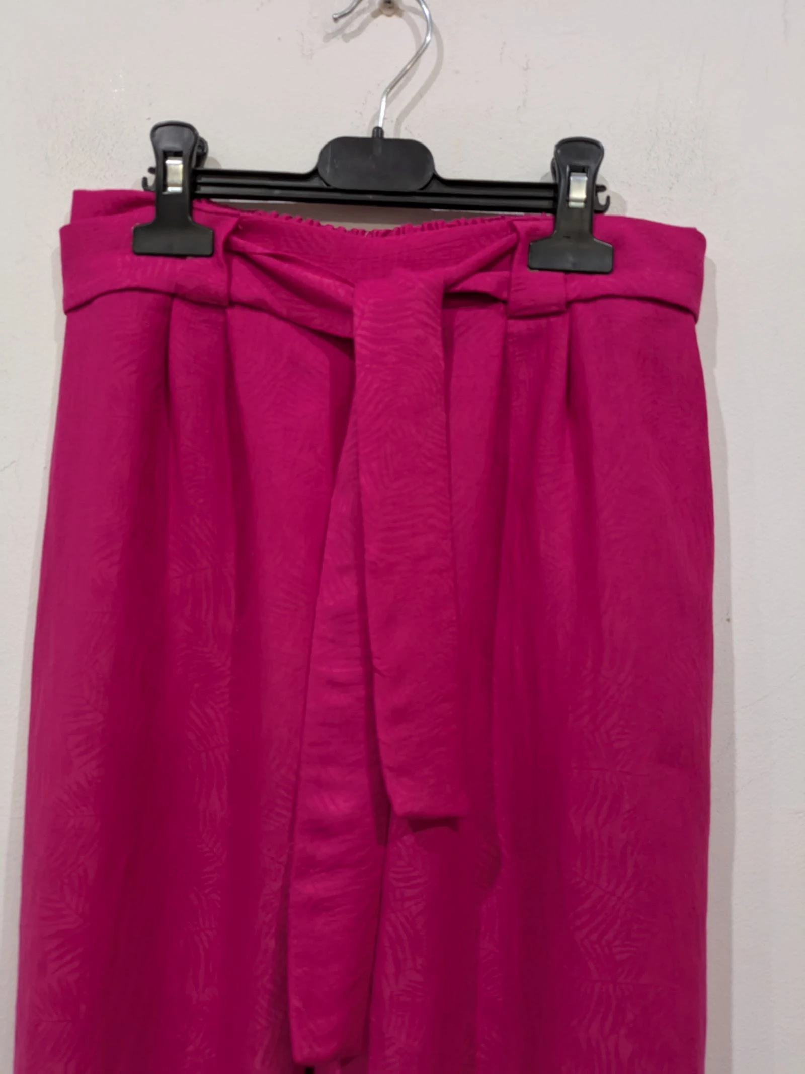 Calça palazzo fúcsia acetinada com cinto de laço. Tamanho 34 – photo 11